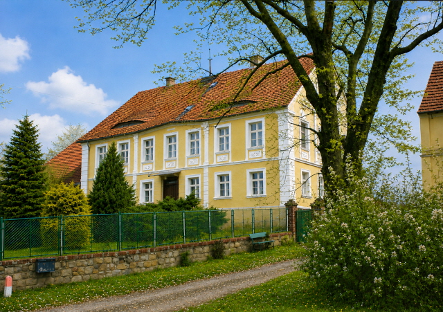 The manor house was built between 1780 and 1850.
